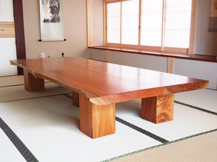 けやきの一枚板で仕上がった和室の座卓